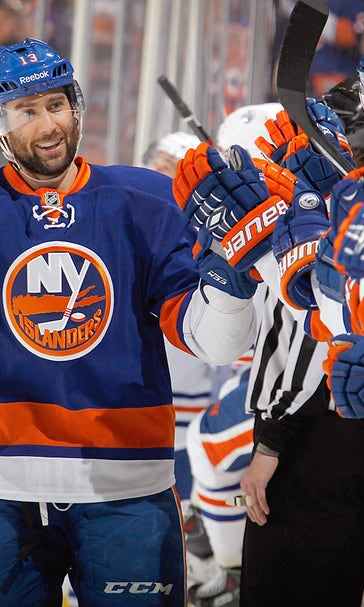Casey Cizikas scores late goal to give Islanders win over Oilers